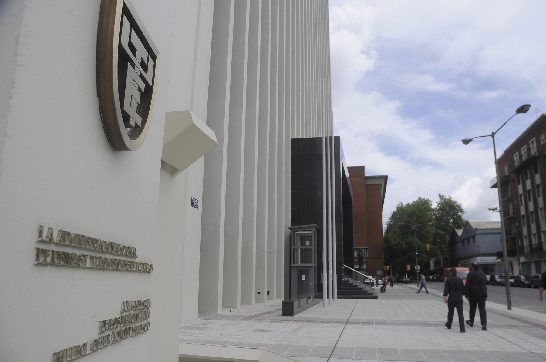 UTE quería un ajuste de 6,73% de las tarifas de electricidad, pero finalmente se aprobó el alternativo de 5%. Foto: Archivo El País