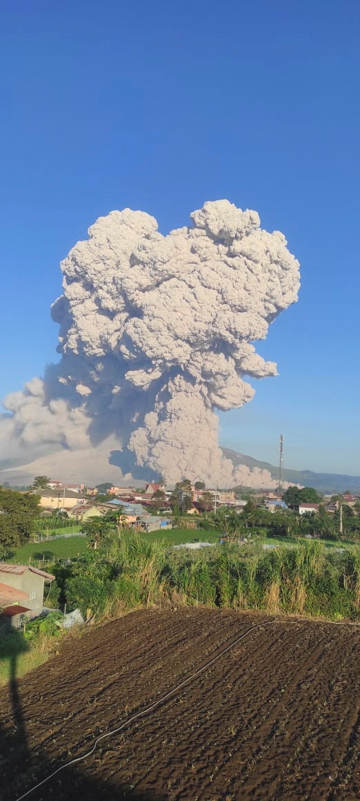 Volcán Sinabung con columna de humo. Foto