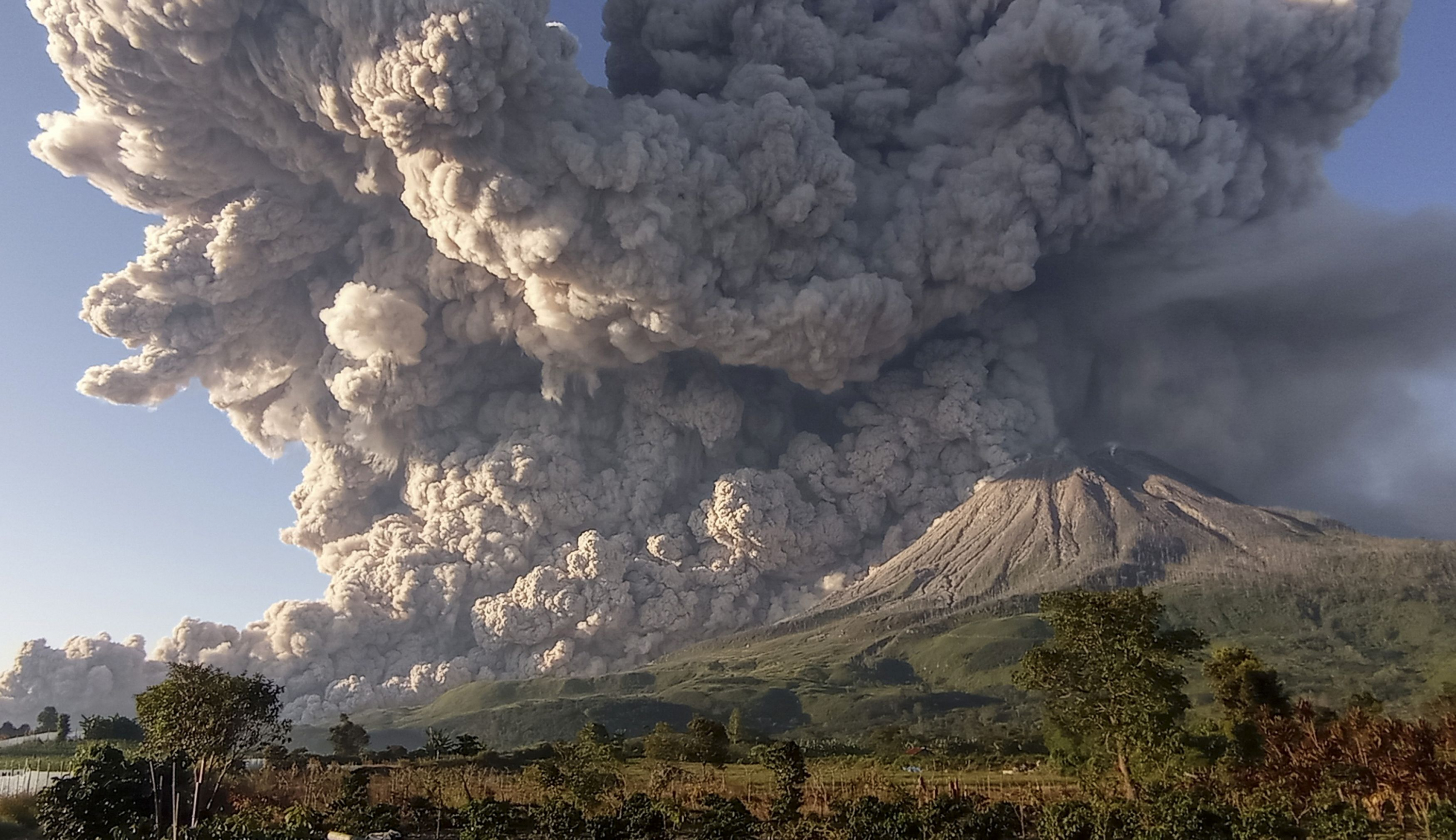 Volcán Sinabung con columna de humo. Foto