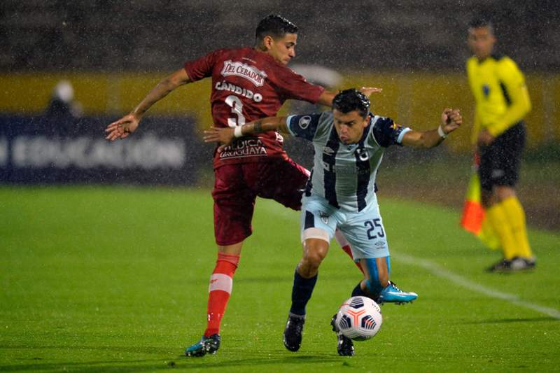 Camilo Cándido en el duelo entre Universidad Católica y Liverpool. Foto: AFP.