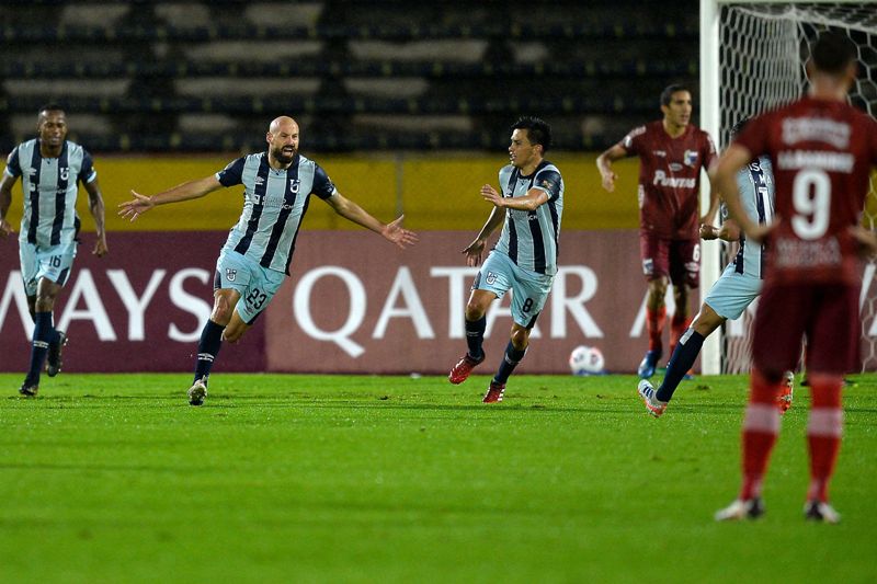 Juan Manuel Tévez celebra el gol anotado en el duelo entre Universidad Católica y Liverpool. Foto: AFP.