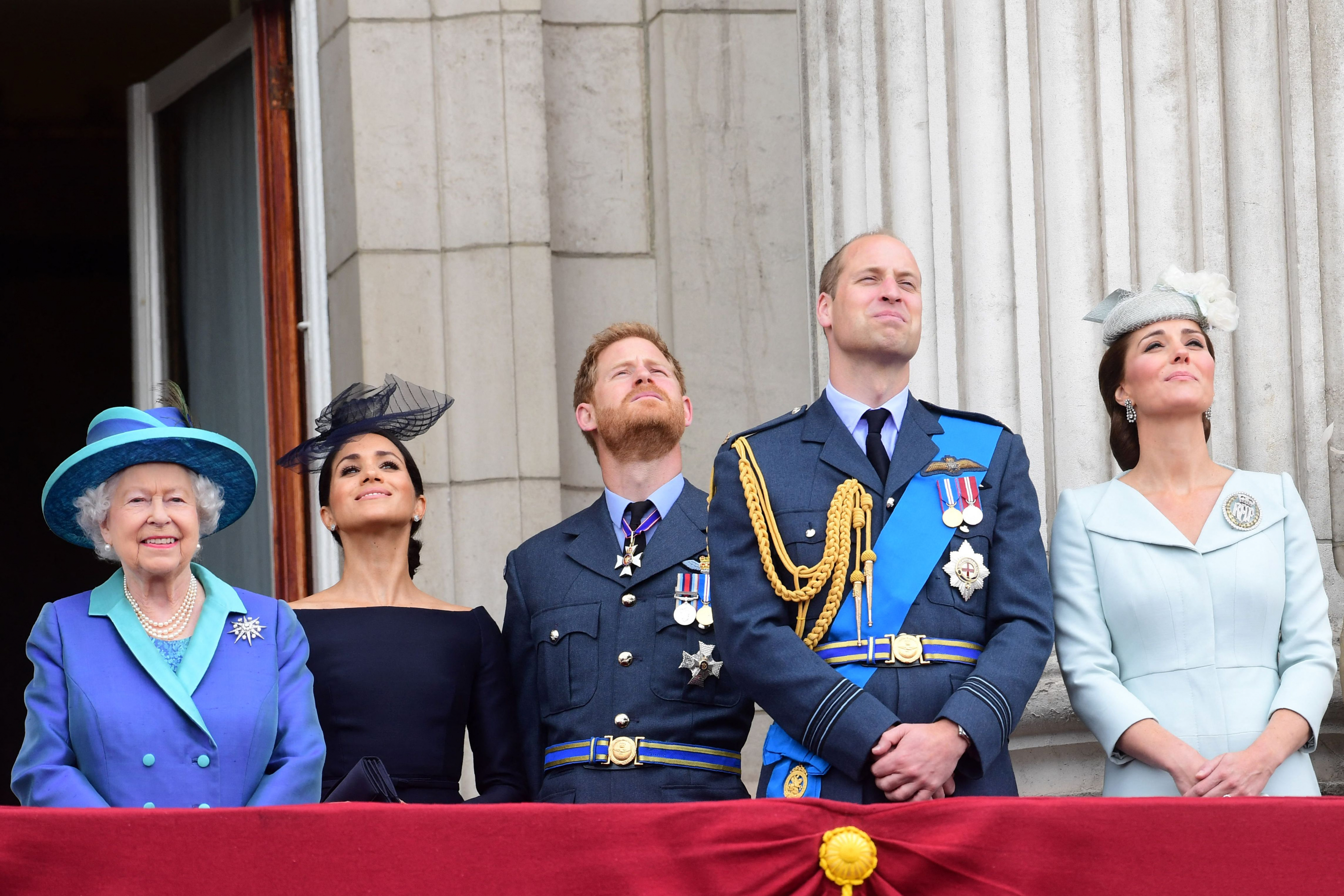 El príncipe William, Kate Middleton,  Meghan Markle, el príncipe Harry y la reina Isabel. Foto: AFP