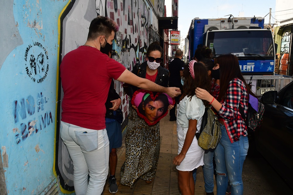 Agustín, un seguidor, le muestra un tatuaje a Natalia Oreiro