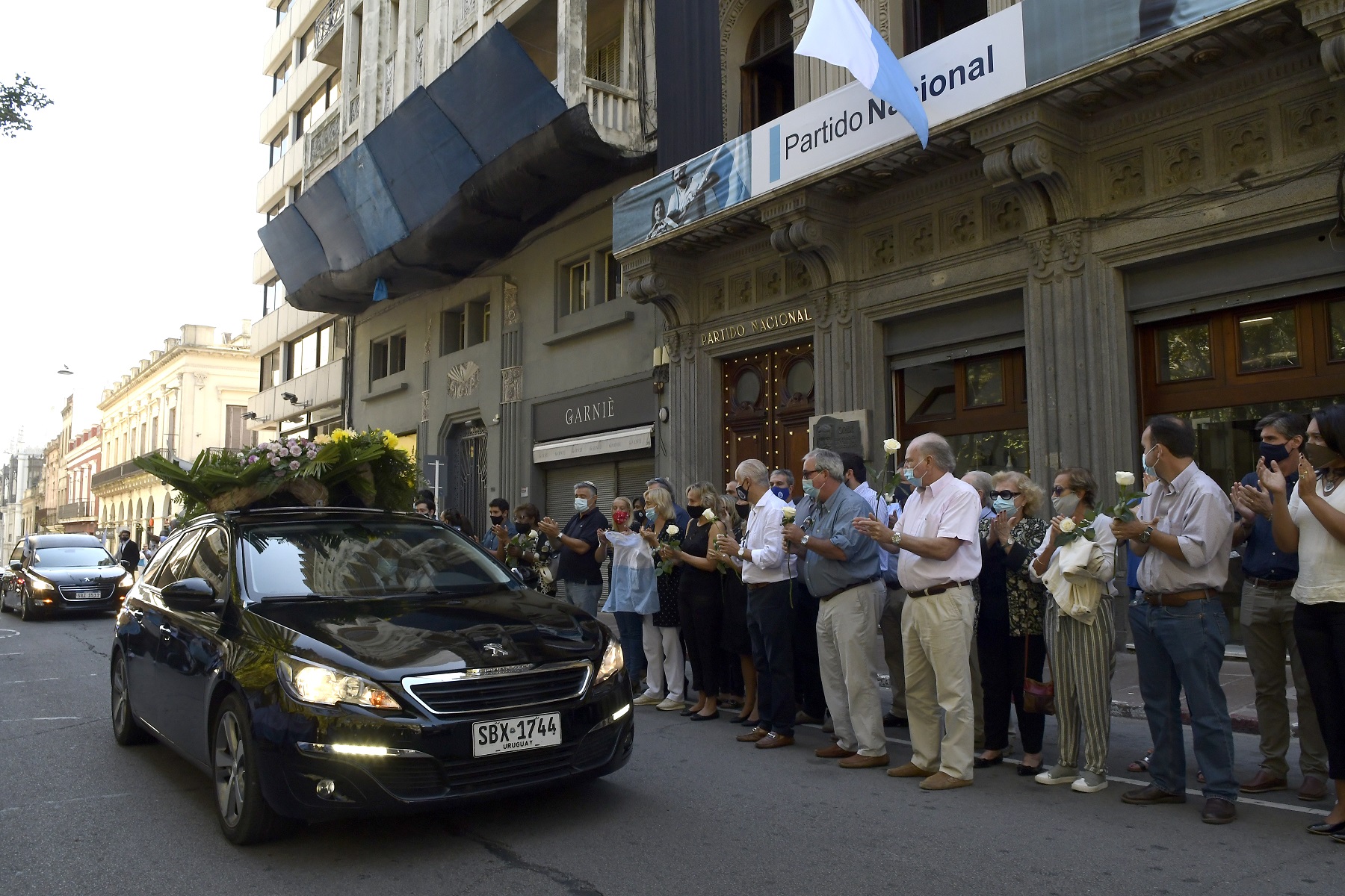 El cortejo se detuvo unos minutos frente a la sede del Partido Nacional para que los compañeros de Andrés Abt lo despidieran. Foto: Leonardo Mainé
