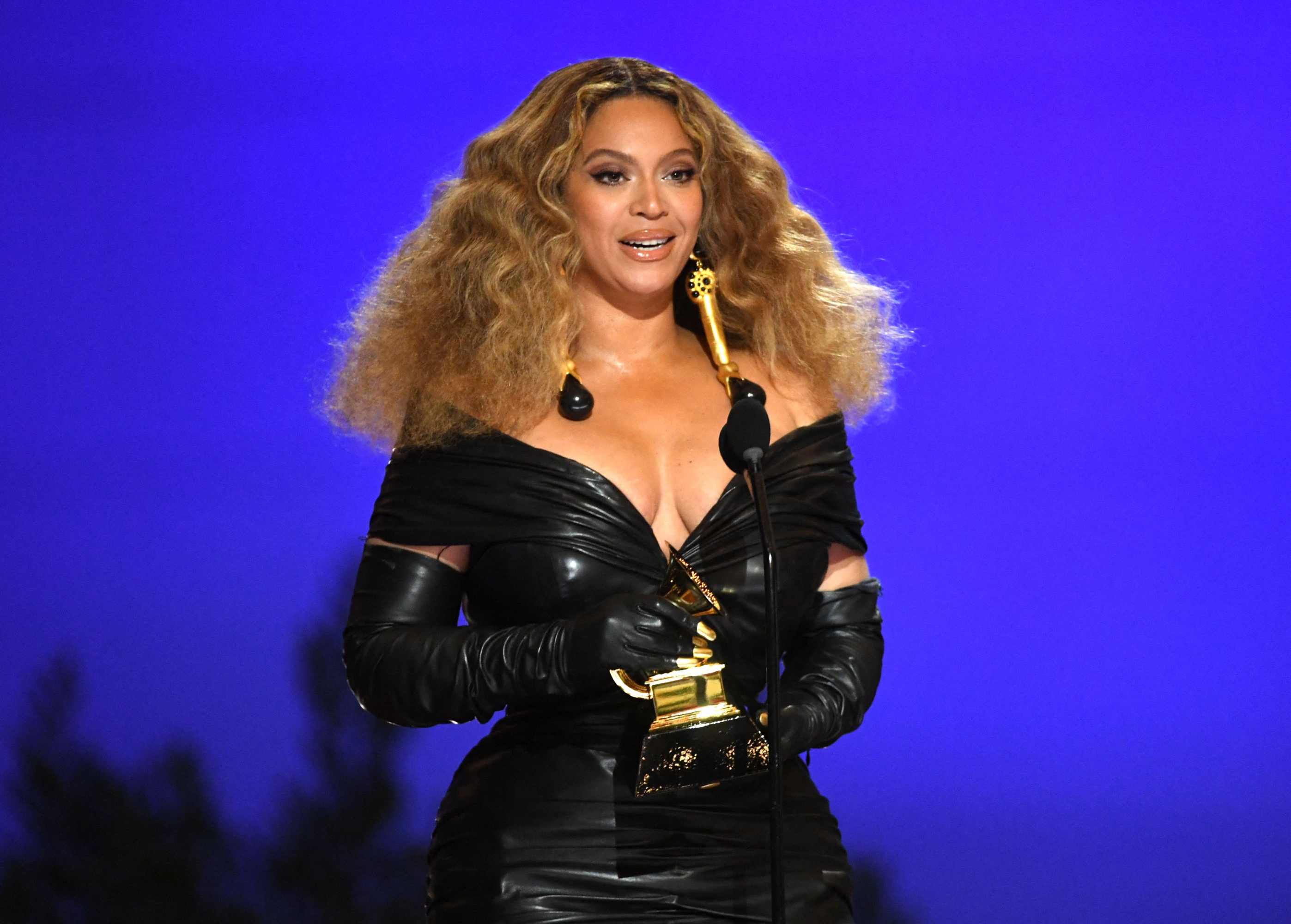 Beyoncé con un Grammy. Foto: AFP