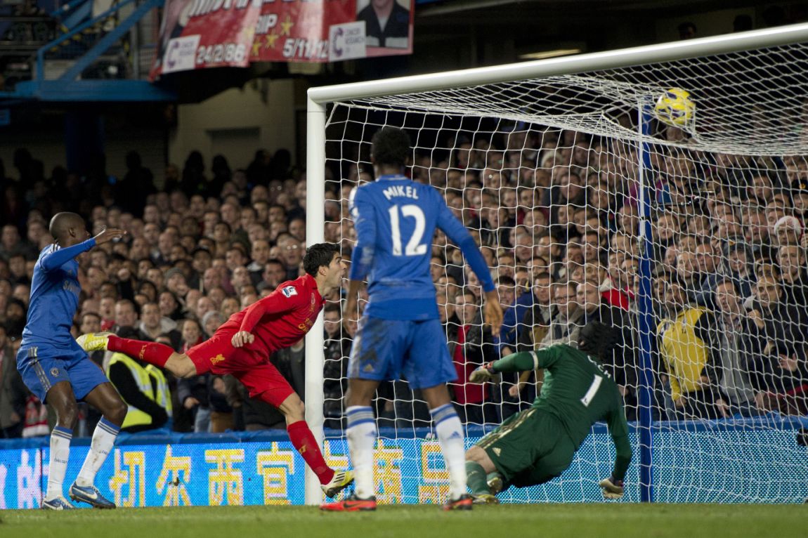 Luis Suárez convirtiéndole un gol a Petr Cech