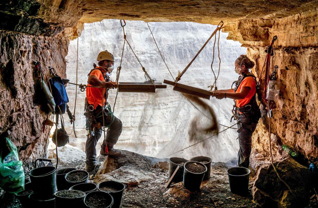 Arqueólogos trabajan en la zona de excavación. Foto: AFP