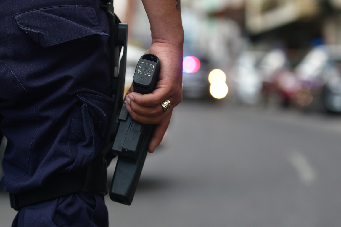 Arma de policía. Foto: Fernando Ponzetto.