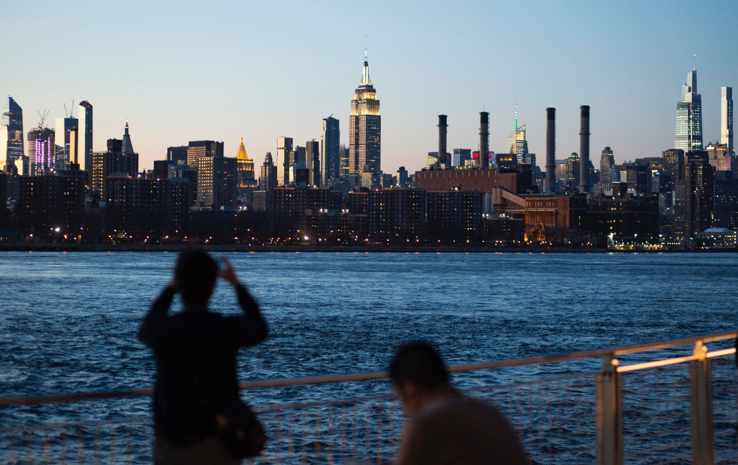 Personas en Nueva York el 12 de marzo de 2021. Foto: AFP