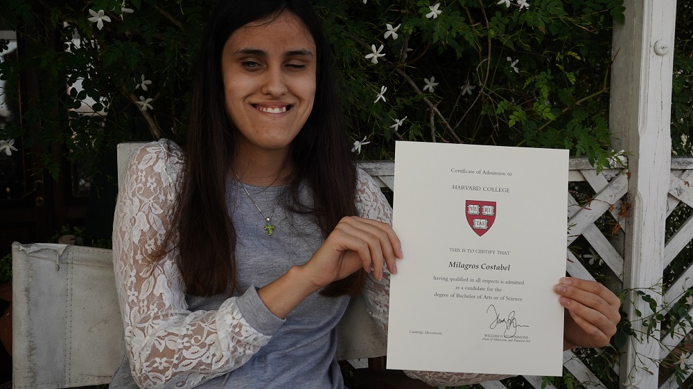 Milagros Costabel con su diploma de admisión en Harvard