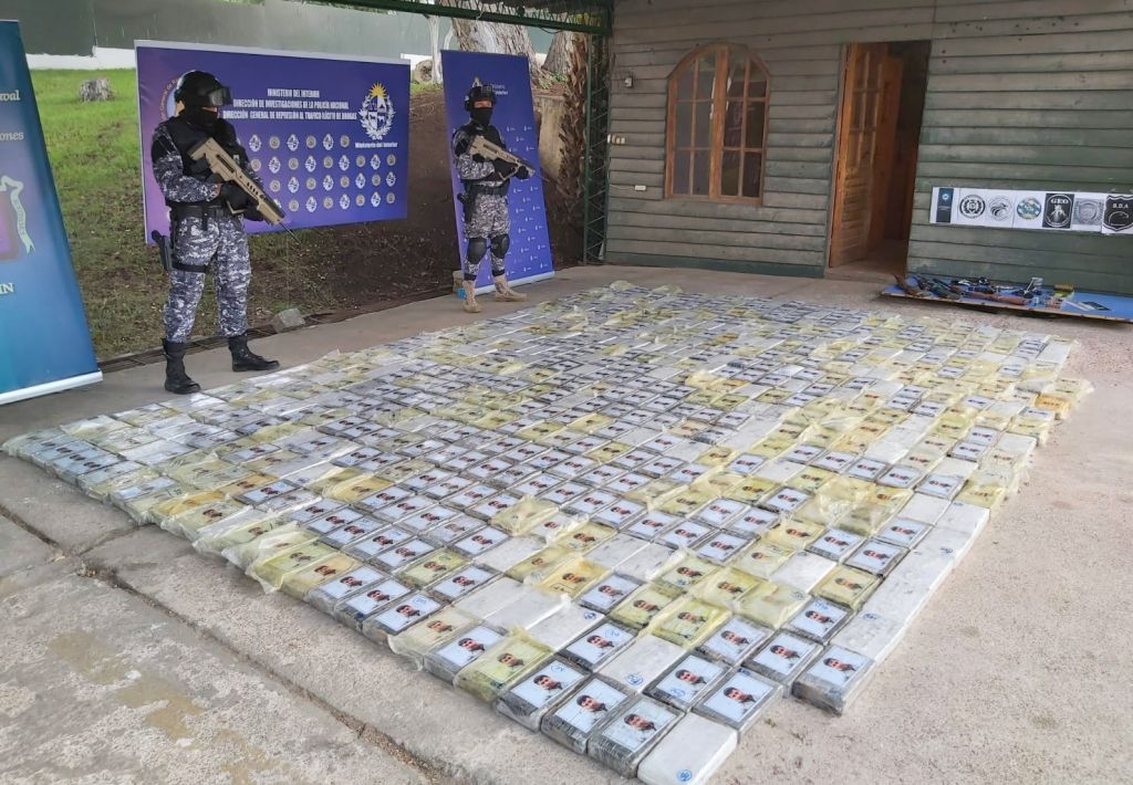 Los ladrillos tenían impresa la cara del “Chapo” Guzmán como señal de la calidad de la droga. Foto: Ministerio del Interior