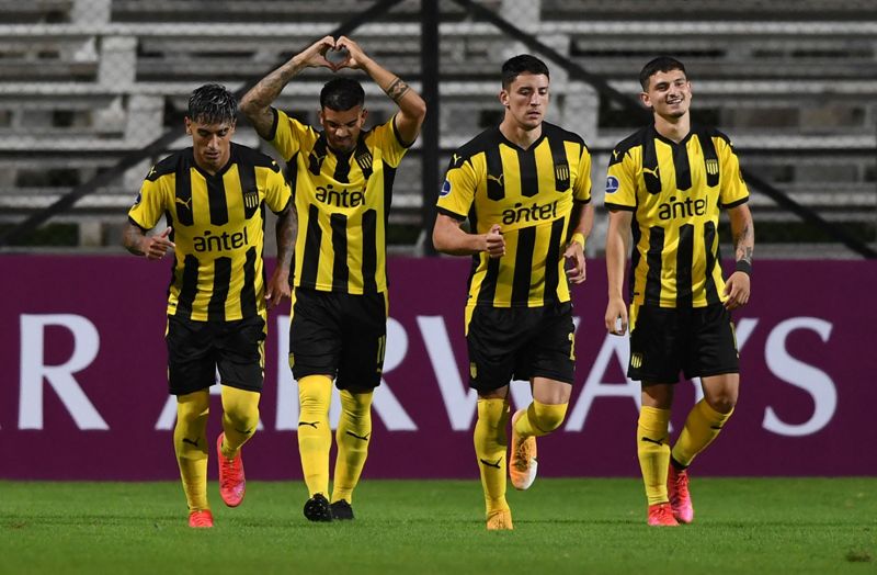 El festejo de David Terans tras el gol de Peñarol ante Cerro Largo. Foto: AFP.