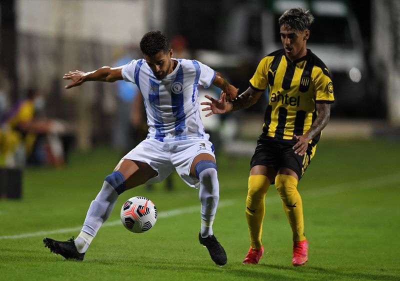 Cerro Largo vs. Peñarol. Foto: AFP.