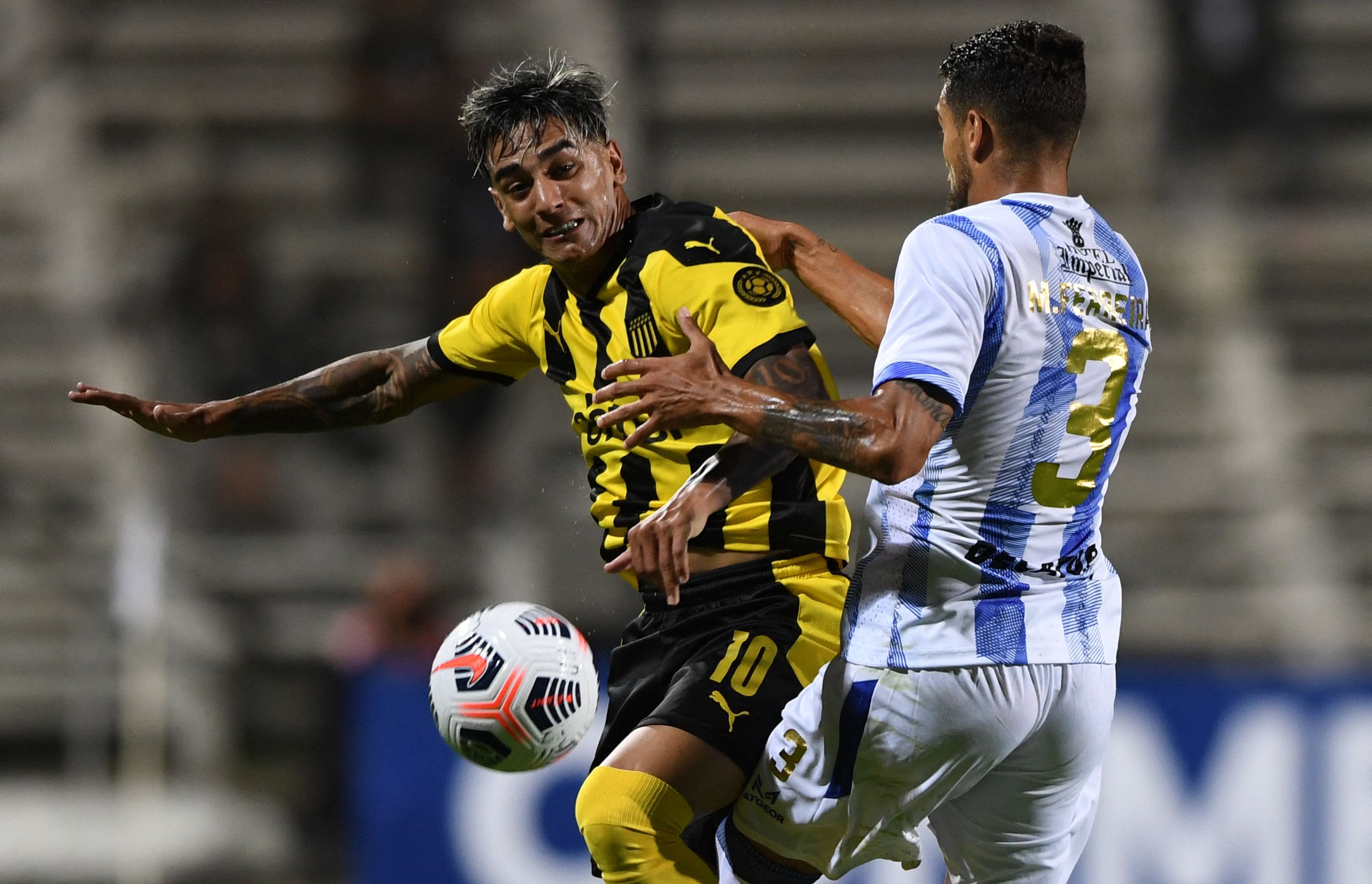 Peñarol empató con Cerro Largo en el Parque Viera. Foto: AFP.