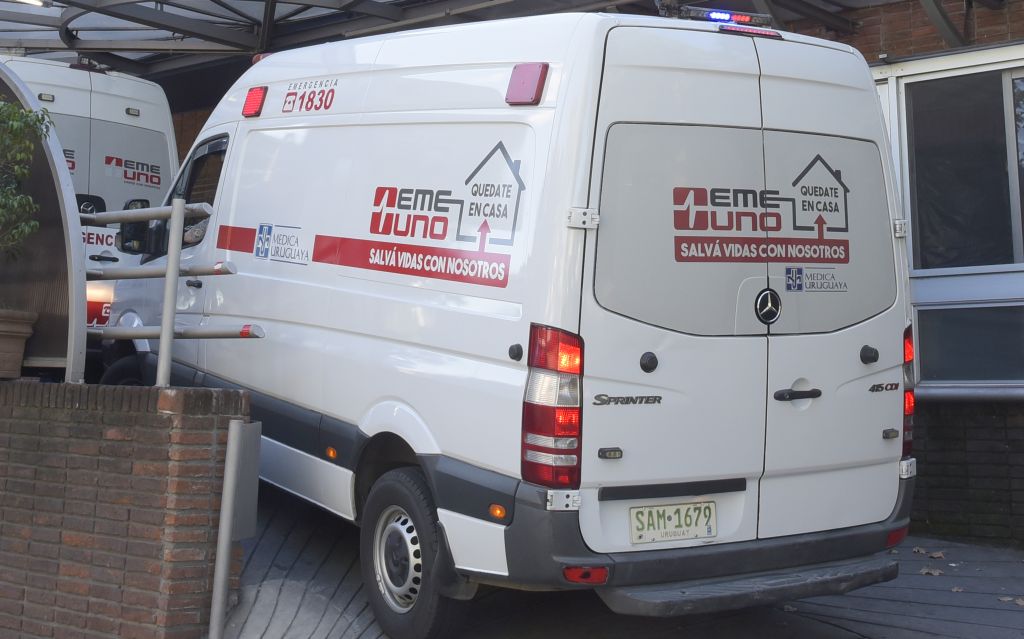 Móviles de emergencias públicas y privadas deben esperar turno para ingresar pacientes. Foto: Leonardo Mainé