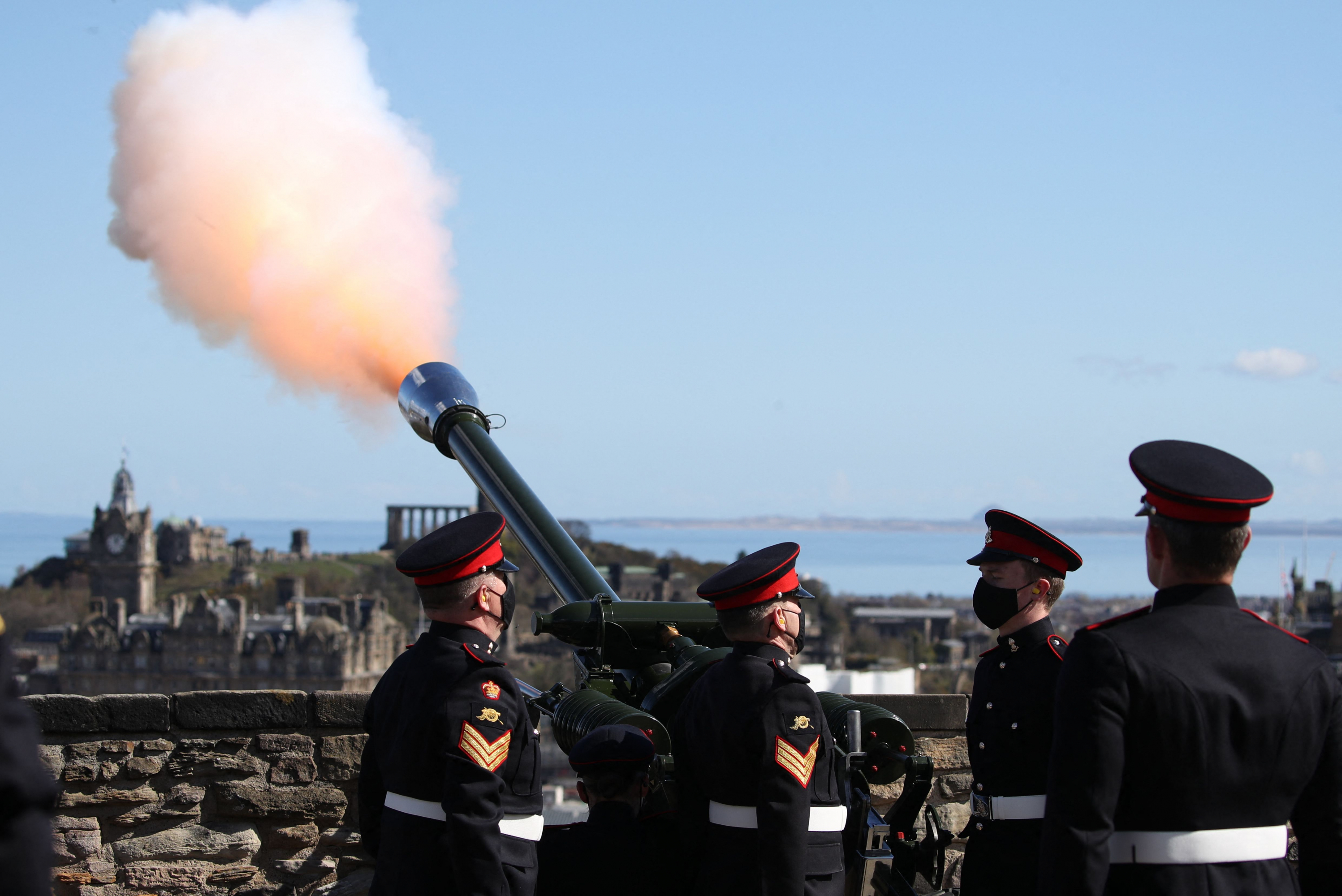 Salvas en honor al príncipe Felipe. Foto: AFP.