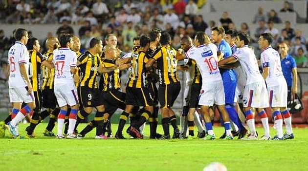 El clásico del 2014 que terminó a las piñas. Foto: Archivo El País.