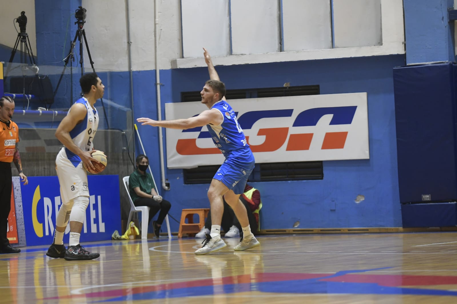 Malvín sostiene la pelota ante Biguá. Foto: Marcelo Bonjour.