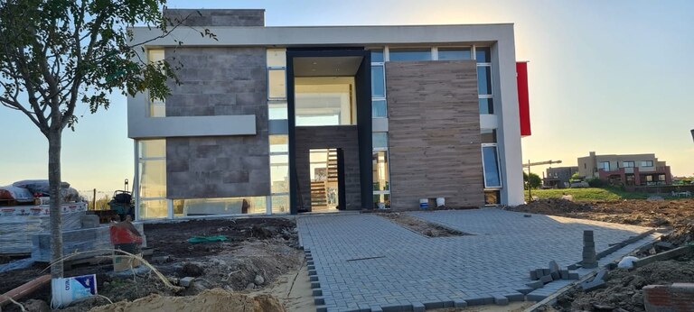 La fachada de la nueva vivienda en la que vivirá Guido Süller, de estilo Steel Framing. Foto: La Nación - Gentileza Guido Süller