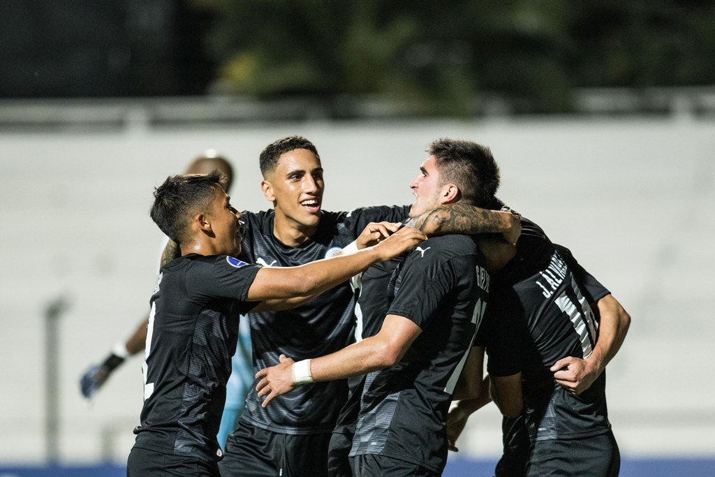 Montevideo City Torque le ganó a Fénix 2-0 en el Viera. Foto: AFP.