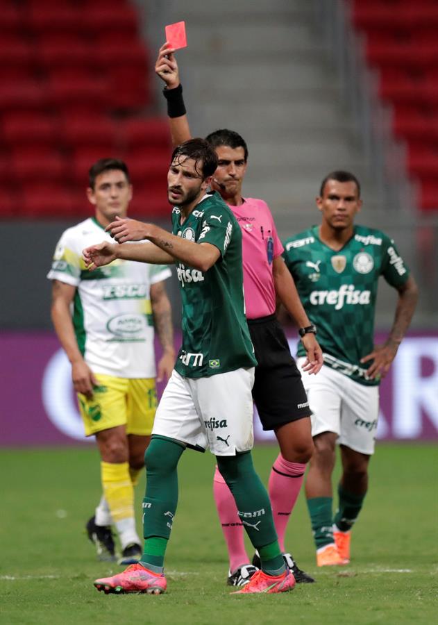 Matías Viña vio la roja a los 68 minutos del partido. Foto: EFE