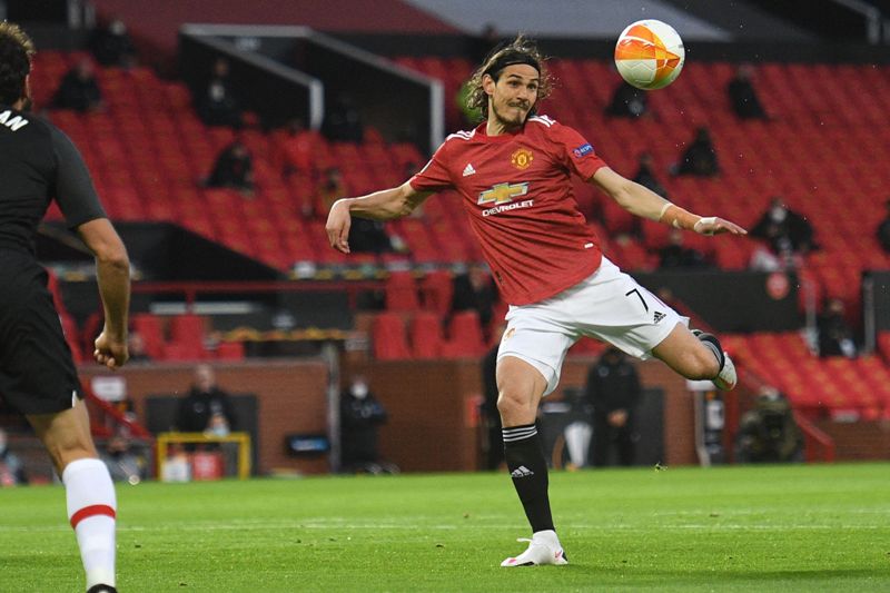 Edinson Cavani se apronta para el remate y el gol en el Manchester United-Granada. Foto: AFP.