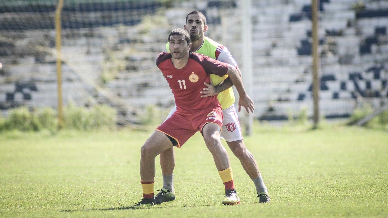 Gastón Colman disputa la pelota en el amistoso entre Progreso y Villa Teresa. Foto: @ProgresoOficial.