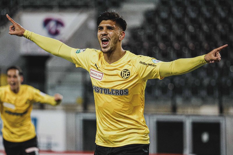Rodrigo Pollero celebra con la camiseta del Schauffhausen.