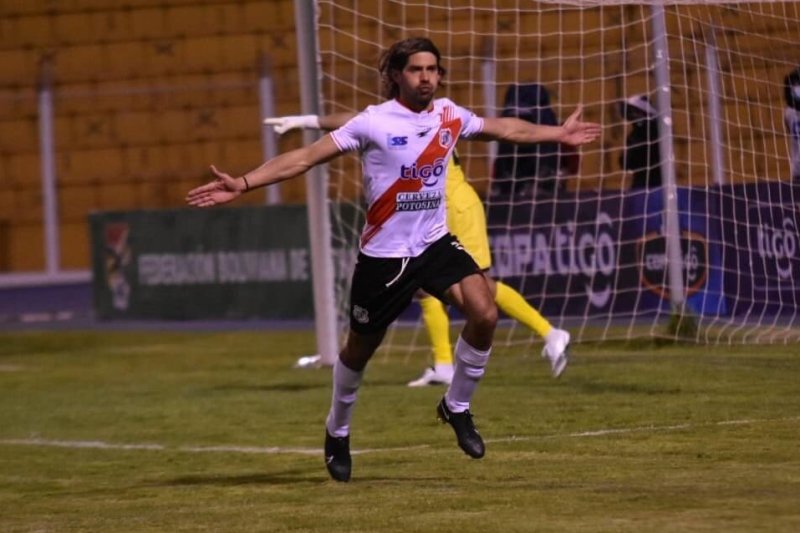 Sebastián Gularte celebra uno de sus goles para Nacional de Potosí.Foto: @Rdc_deportes