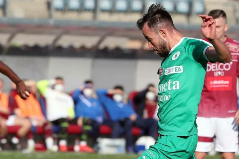 Sergio Cortelezzi con la camiseta del Yverdon.