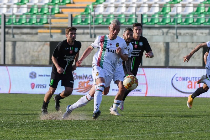 La definición a colocar de César Falleti en el Monopoli-Ternana. Foto: @TernanaOfficial.