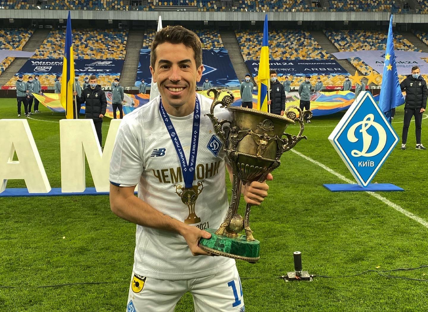 Carlos de Pena con la copa de la Liga Premier de Ucrania. @carlosdepena