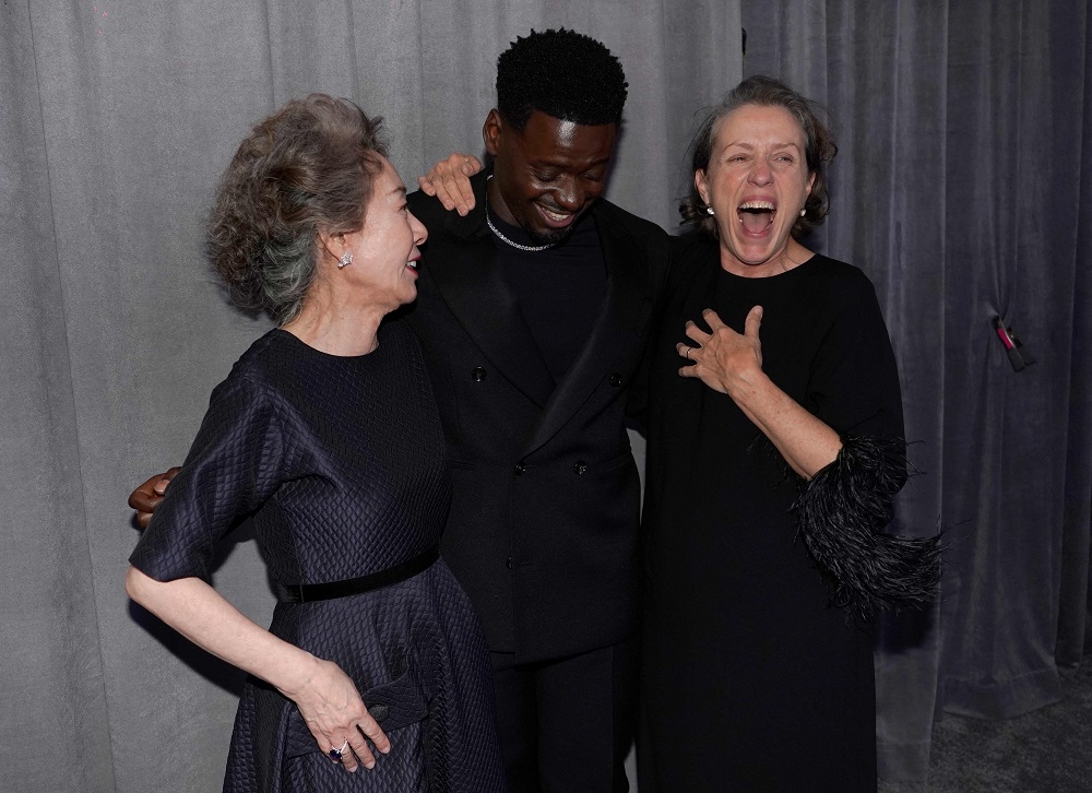 Youn Yuh-jung,Daniel Kaluuya y Frances McDormand en los Premios Oscar 2021. Foto: AFP