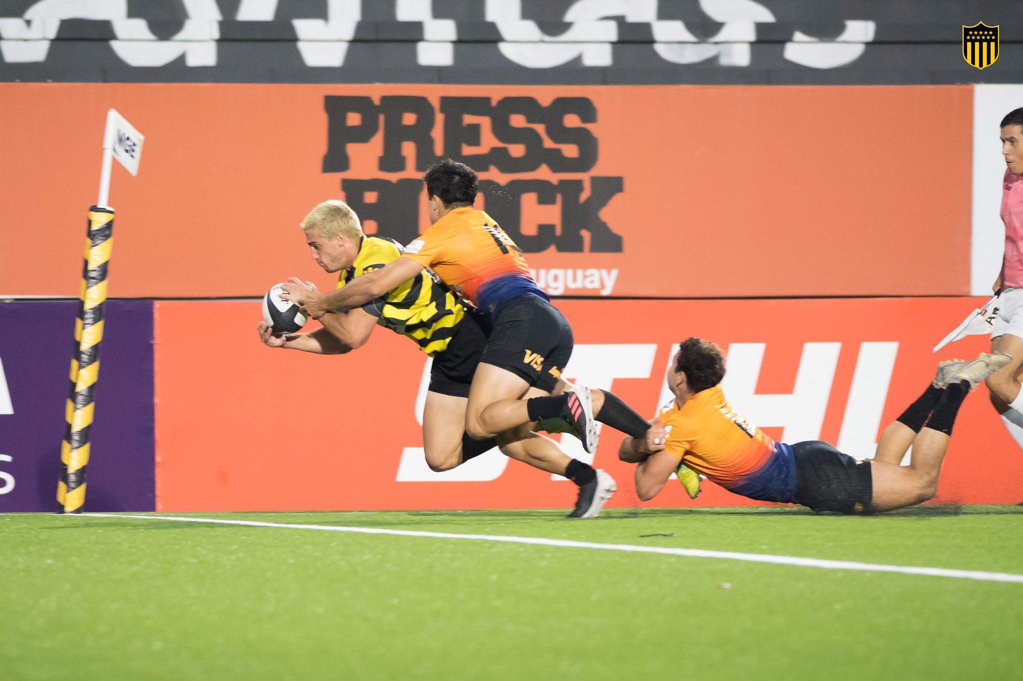 Mateo Viñals apoya un try de Peñarol frente a Jaguares. Foto: @CAP_Rugby.