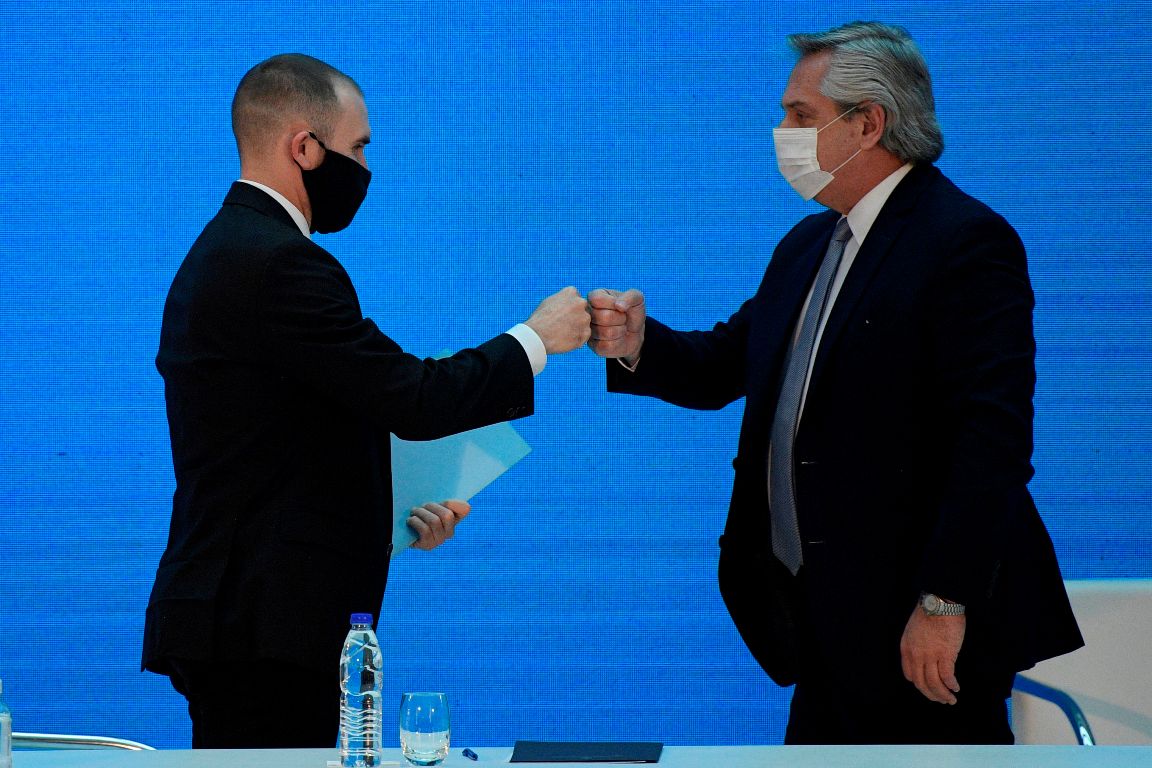 Martín Guzmán y Alberto Fernández. Foto: AFP.