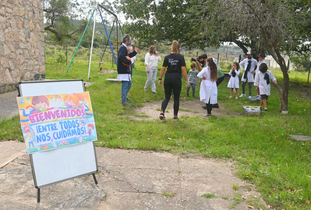 En la mayoría de las escuelas se aprovechó el aire libre en una jornada con temperaturas similiares al verano. Foto: Francisco Flores.