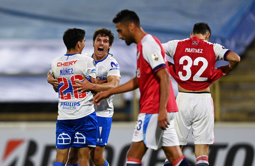 La desazón de los futbolistas de Nacional y el festejo de los trasandinos. FOTO: AFP.