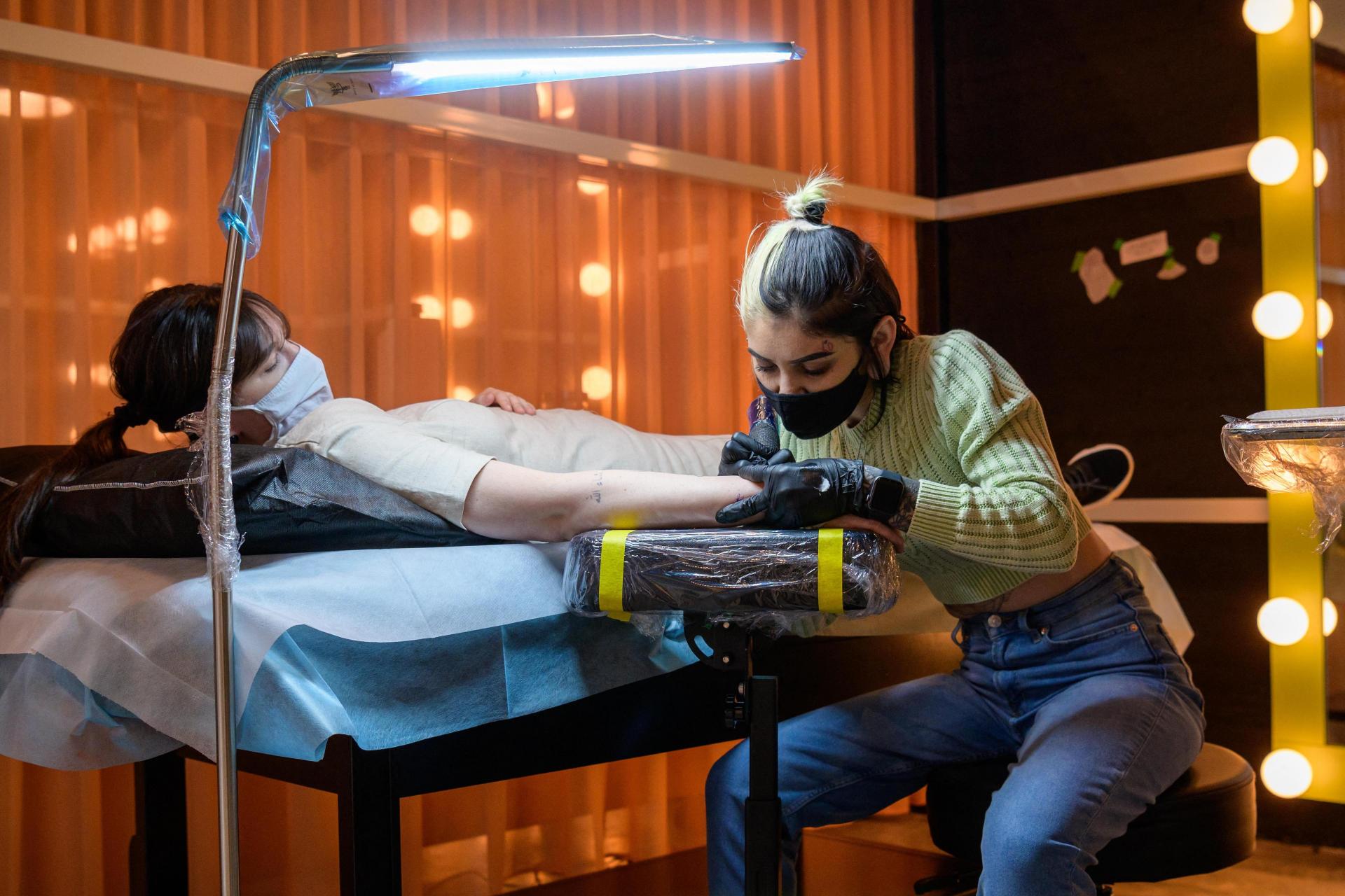 Tatuajes. De símbolo de los marginales y rebeldes a insignia de la generación millennial. (Foto: AFP)