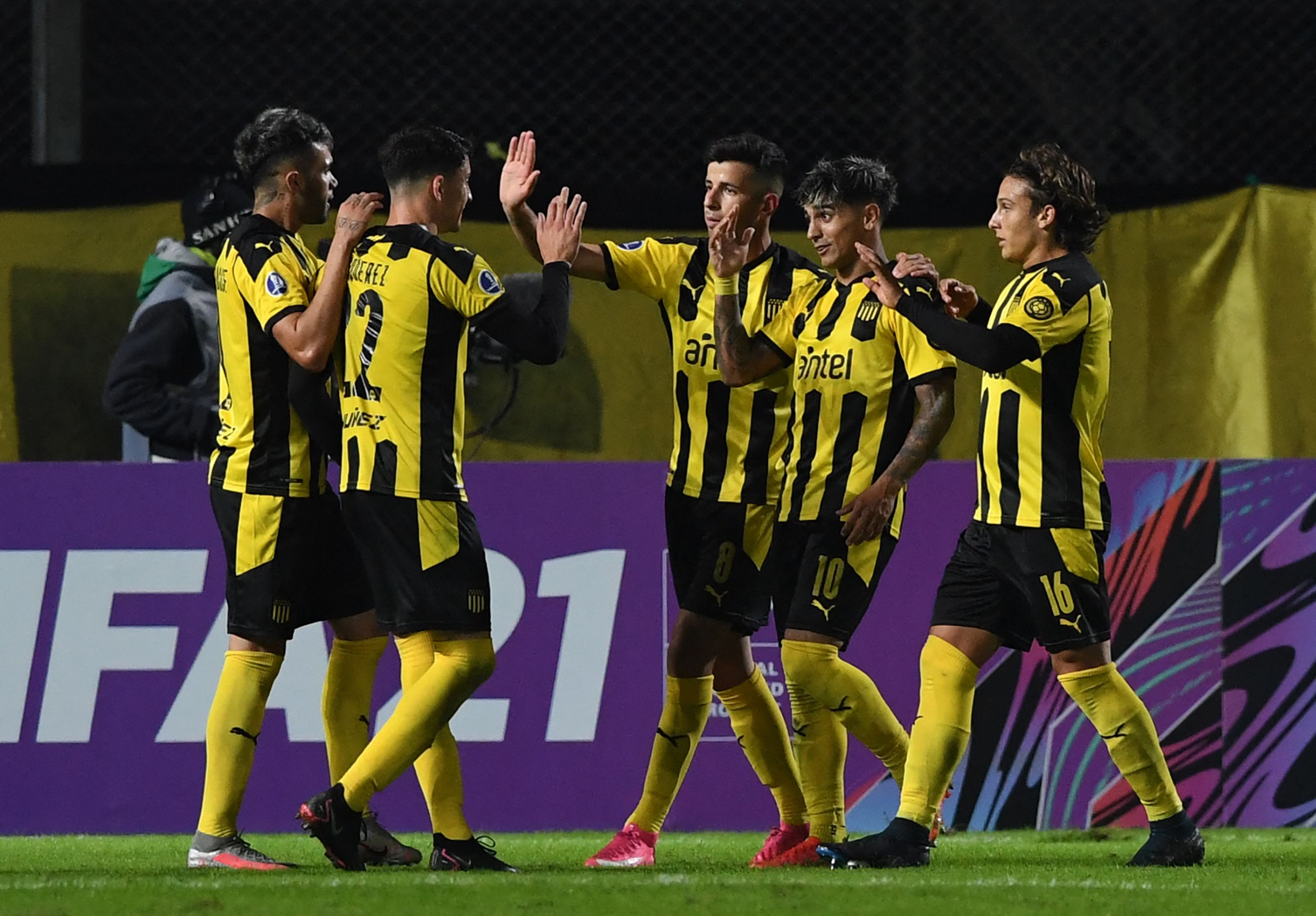 Los jugadores de Peñarol celebran un gol frente a River Plate de Asunción. Foto: AFP.