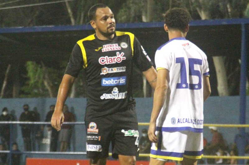 Bernardo Laureiro con los colores del Diriangén. Foto: @Diriangen_FC.