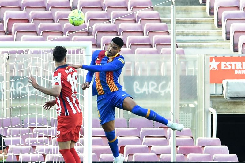 Ronald Araújo en el duelo entre Barcelona y Atlético de Madrid. Foto: AFP.