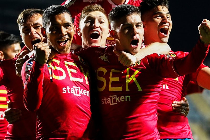 Cristian Palacios celebra con la camiseta de Unión Española. Foto: @TNTSportsCL.