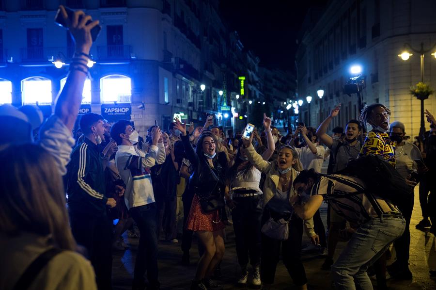 Miles de personas salieron a la calle en España tras el fin del estado de alarma. Foto: EFE
