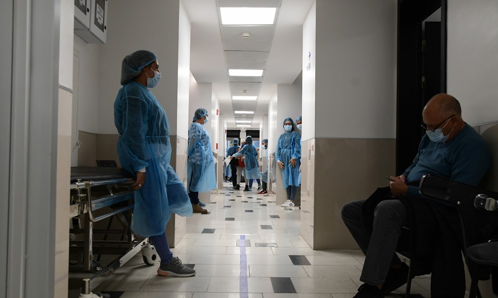 Enfermera y un paciente afuera de un vacunatorio contra el coronavirus en Uruguay. Foto: Estefanía Leal