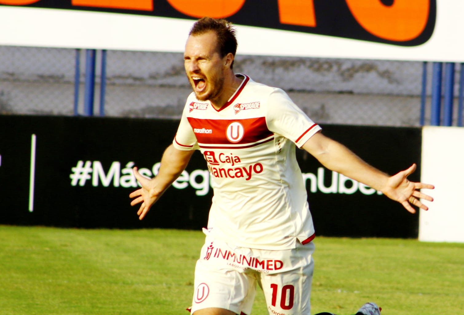 Hernán Novick celebra con la camiseta de Universitario. Foto: @GOLPERUoficial