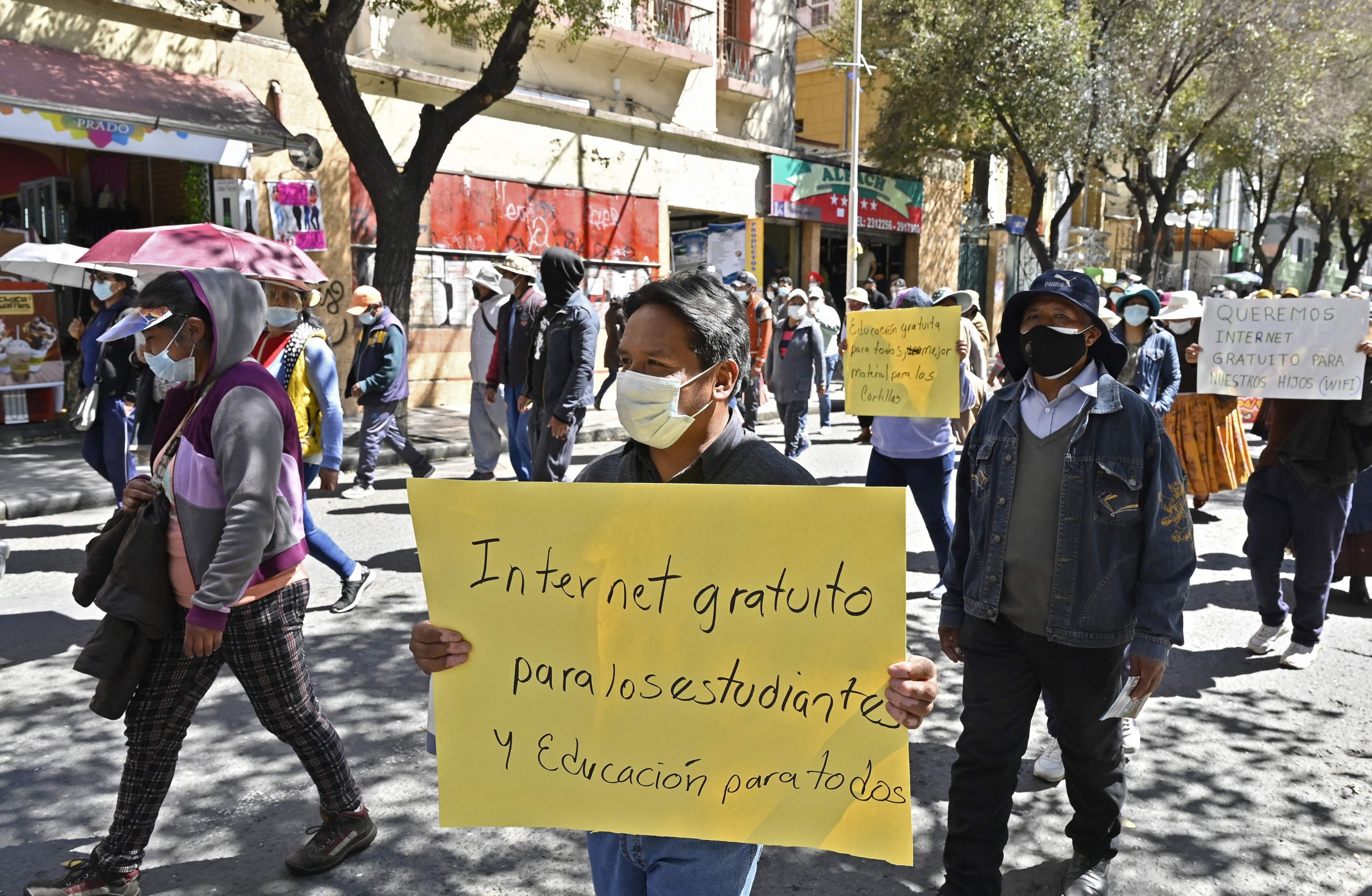 Padres de escolares marchan en La Paz exigiendo al gobierno del presidente boliviano Luis Arce internet gratis y computadoras para los estudiantes. Foto: AFP