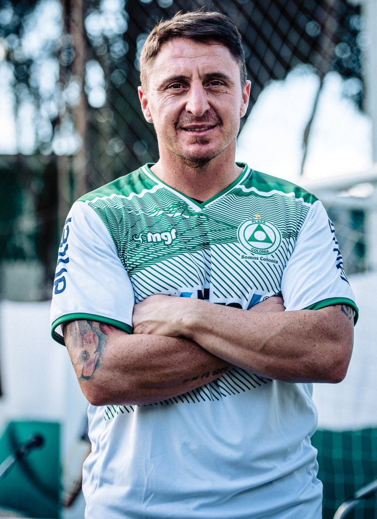 Cristian Rodríguez con la camiseta de Plaza Colonia