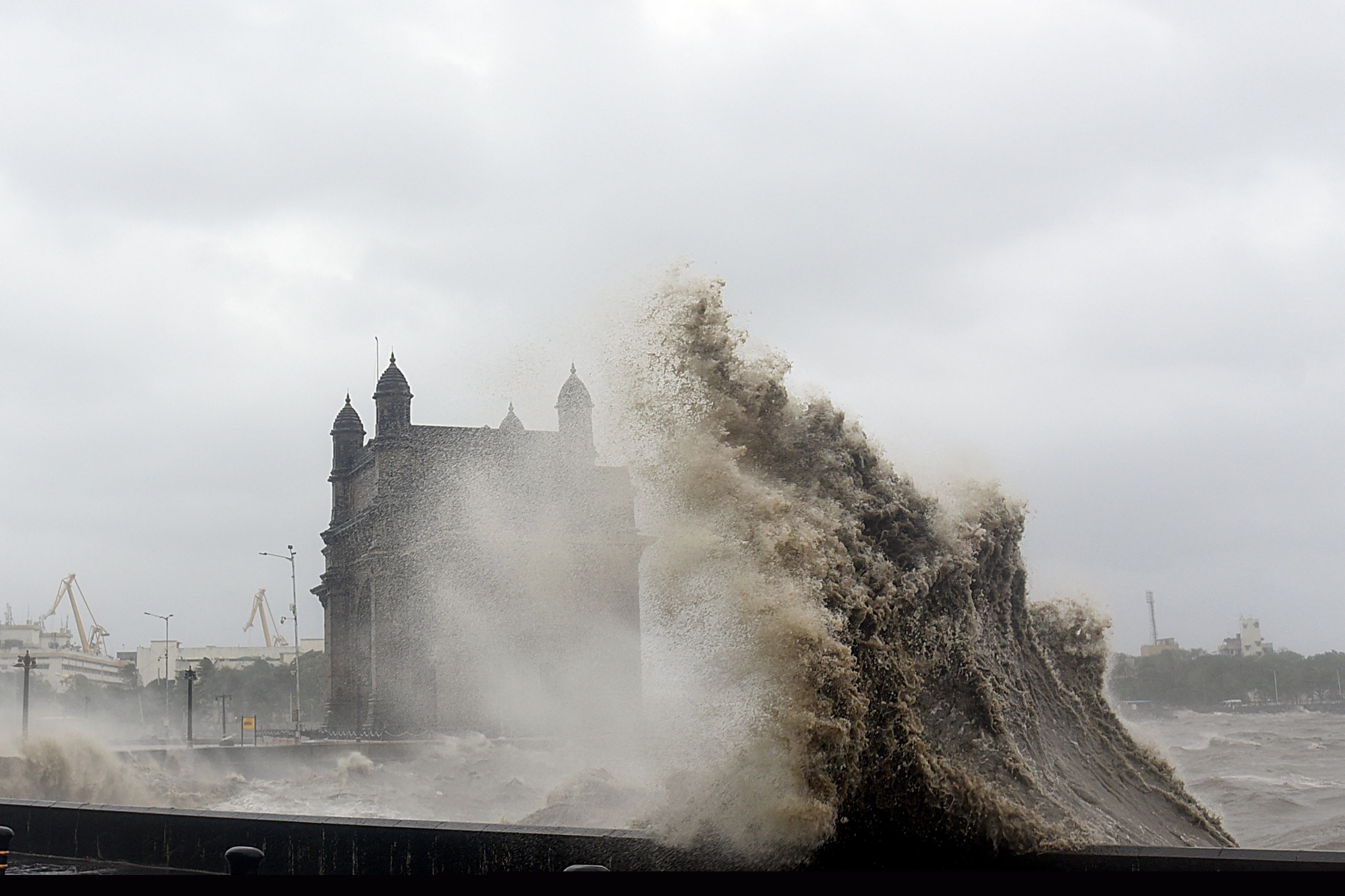 Ciclón Tauktae en la Puerta de la India en Mumbai. Foto: AFP.