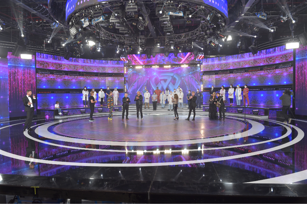 Aplauso final musical con Tinelli, músicos y médicos. Foto: La Flia, Julio Ruiz.