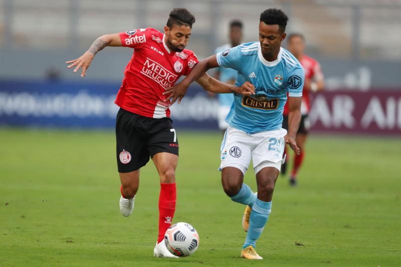 Jonathan Urretaviscaya en el duelo entre Sporting Cristal y Rentistas. Foto: EFE.
